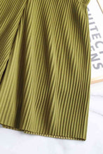 Load image into Gallery viewer, Accordion Pleated Wide Leg Shorts
